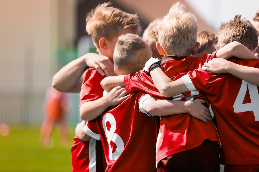 En grupp killar som spelar fotbollsmatch